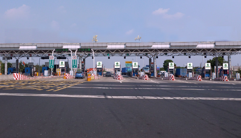 滬寧高速昆山收費(fèi)站防撞欄燈箱