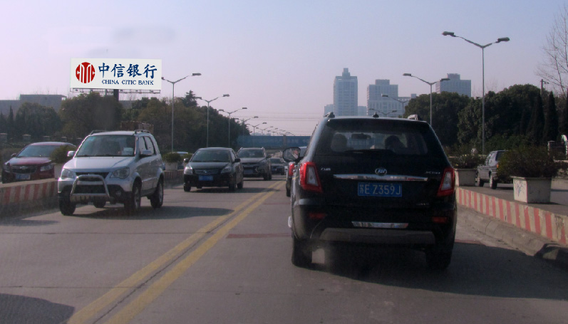 昆山長江路公鐵立交橋邊單立柱