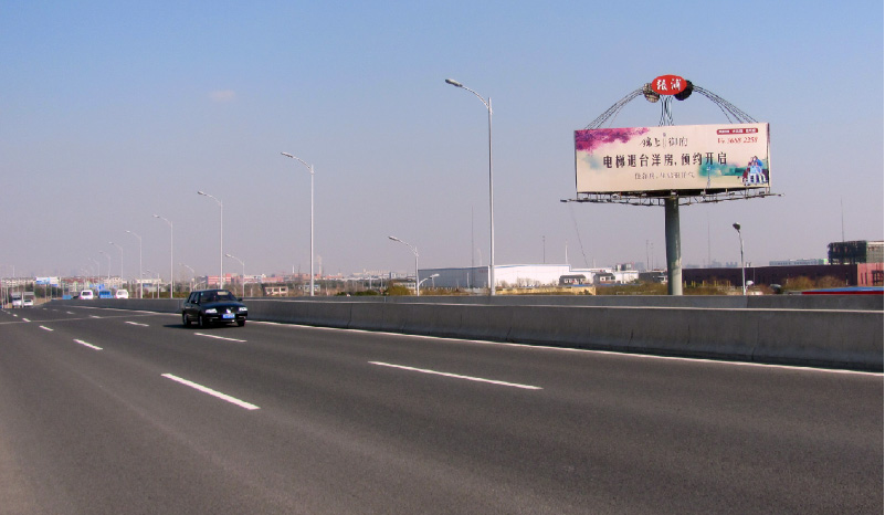 昆山蘇虹機場路、南北公路交叉口單立柱